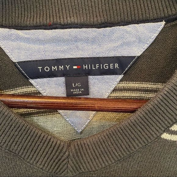 Tommy Hilfiger long sleeve V-neck wide stripe sweater size large Men’s - Picture 2 of 8